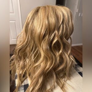 Raquel Welch BNWT
Big Spender  in Pale Golden Honey  average cap size 
$265